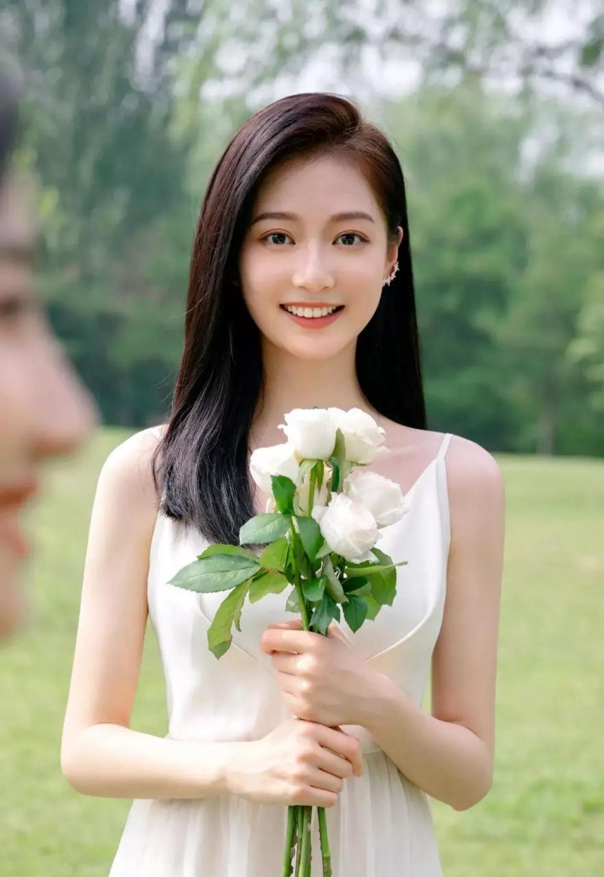 领诵员冯琳火了, 从小是学霸,还是中国传媒大学校花,有颜又有才