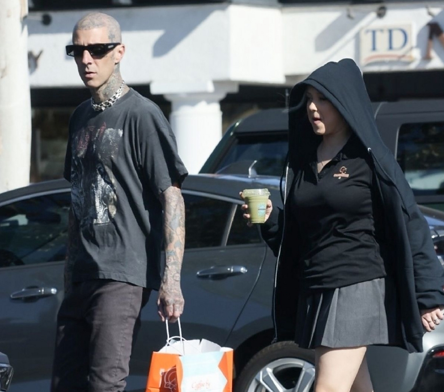 巴克架墨镜出街 和女儿共进午餐后一同离开