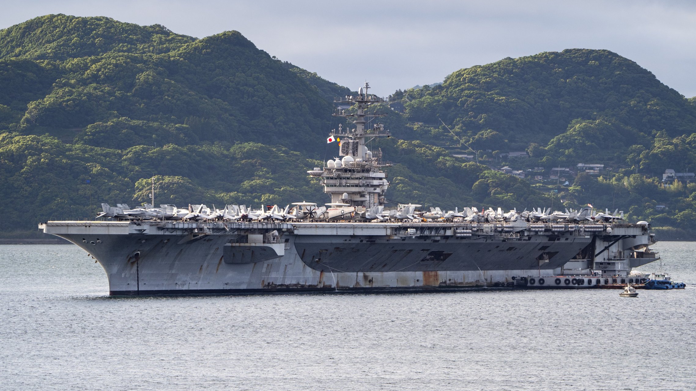 原子能航空母舰尼米兹号 (uss nimitz, cvn-68) 锚泊在佐世保.