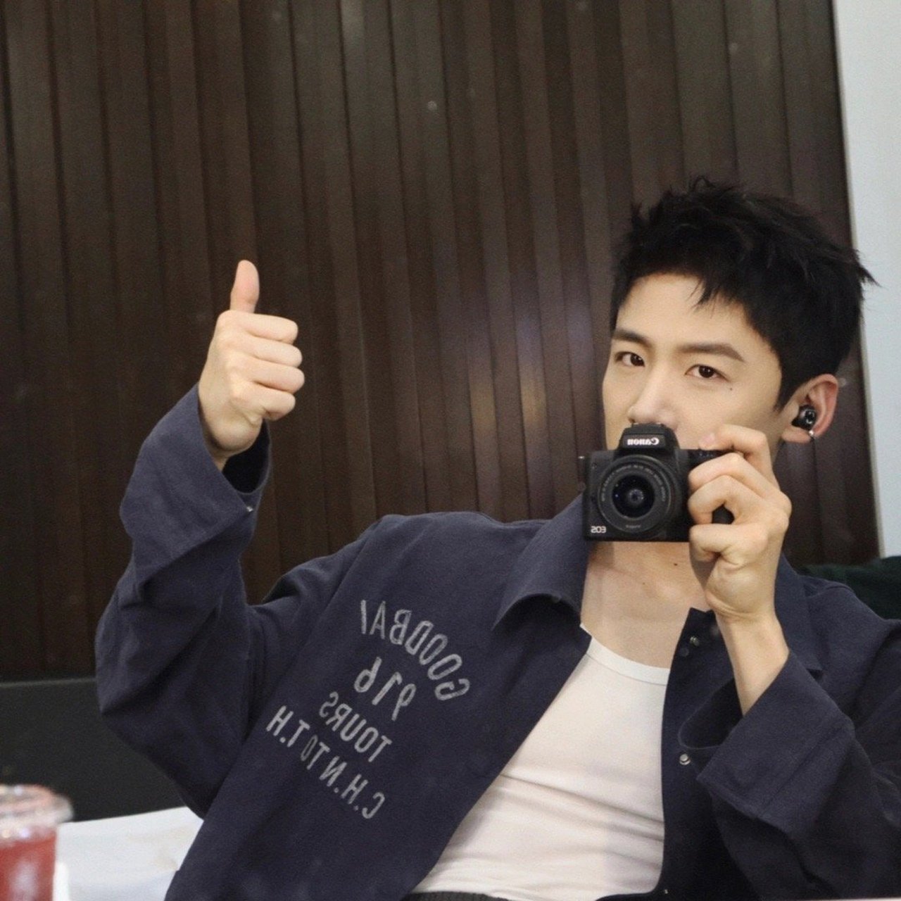 白敬亭相机对镜自拍