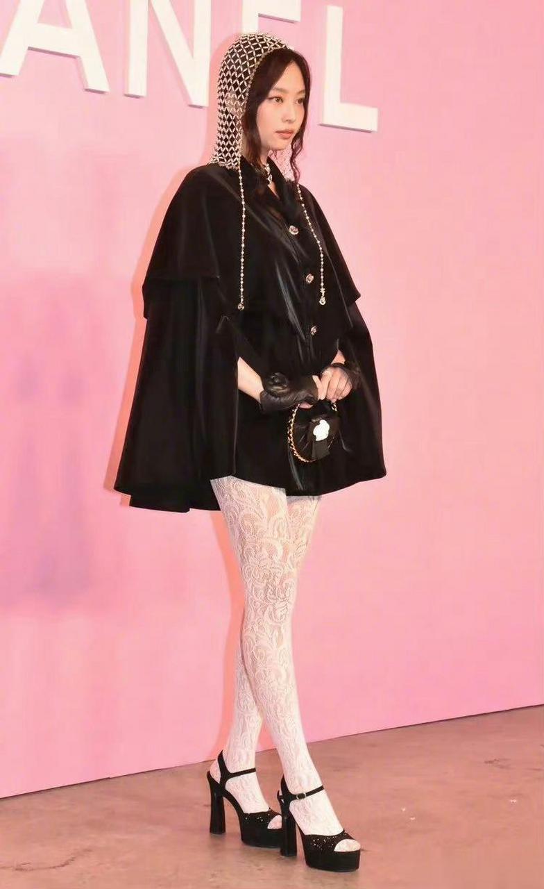 jennie香奈儿看秀造型来了 打几分