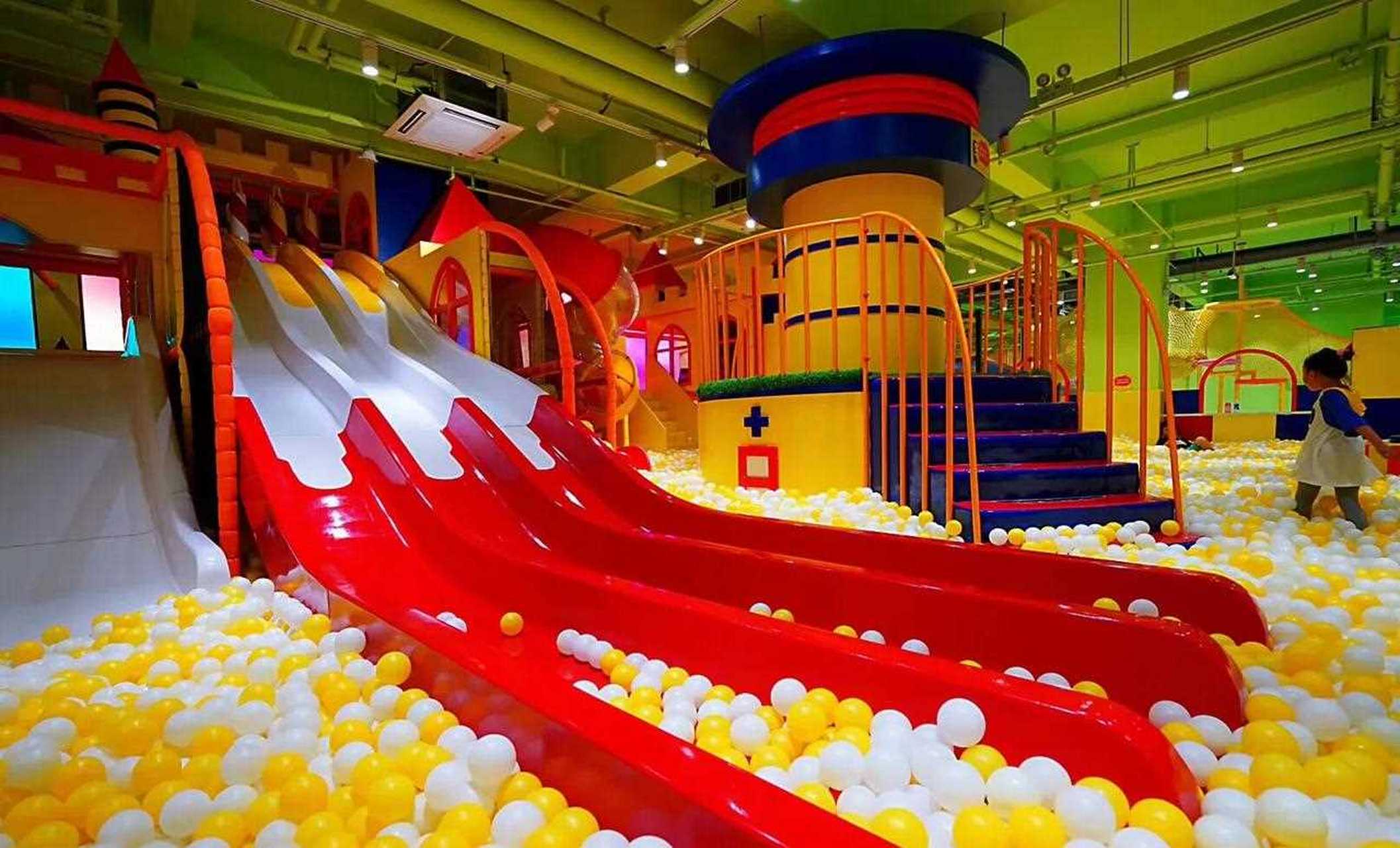 宝燕乐园是一个集水上乐园,滑梯乐园,光影乐园等为一体的一站式亲子