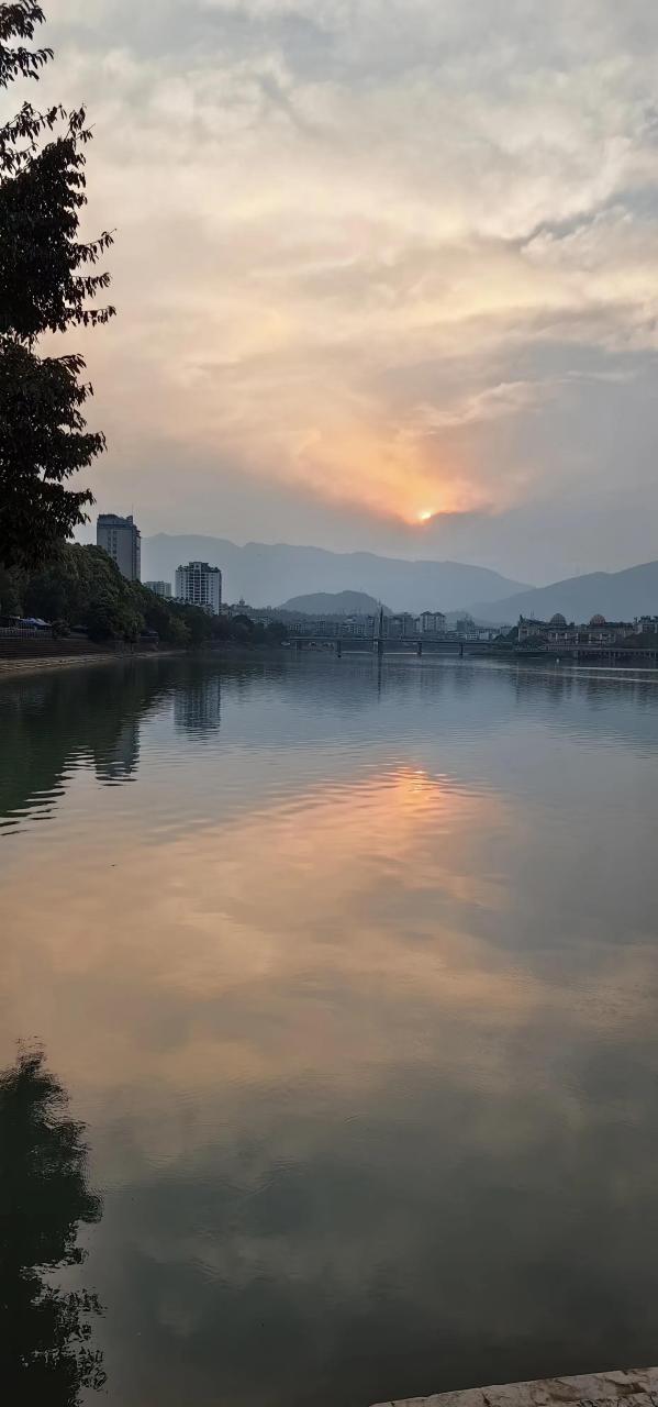 一道残阳铺水中, 半江瑟瑟半江红. ——白居易《暮江吟》