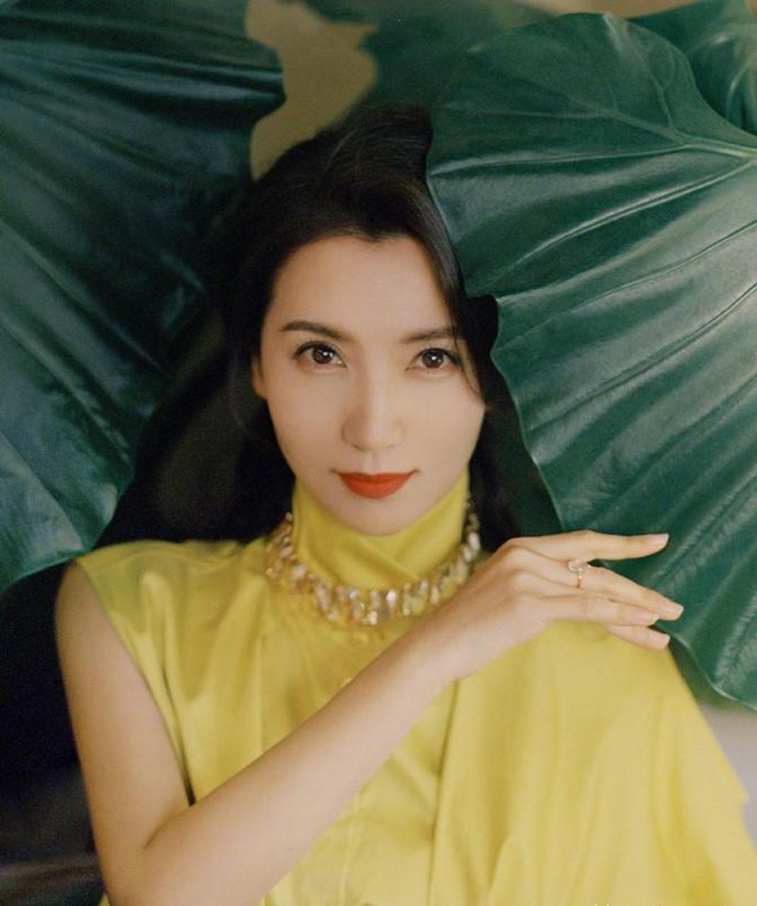 陈好成情人节大赢家!久违穿礼服裙拍片太用力,42岁新造型彻底封神!