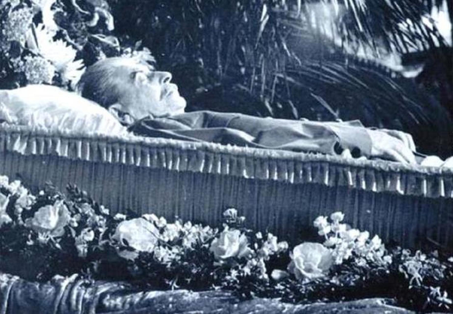 1953年3月9日,莫斯科水晶棺中斯大林遗容