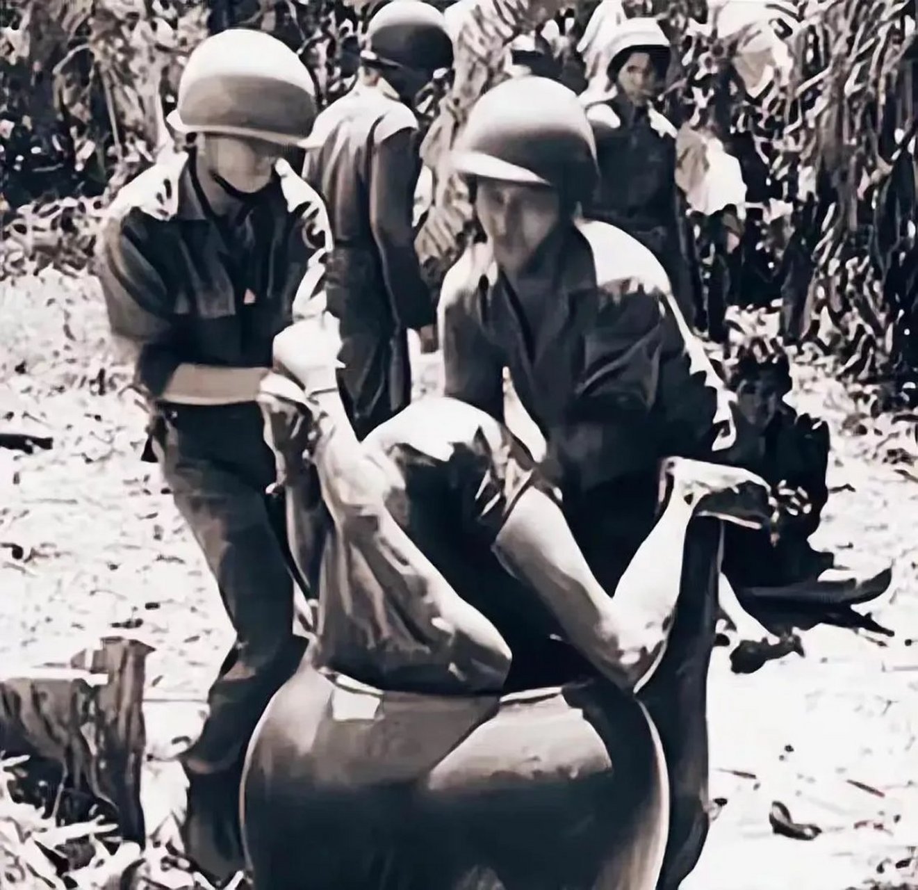 越战期间,一位越南女兵,正在被美国大兵俘虏.