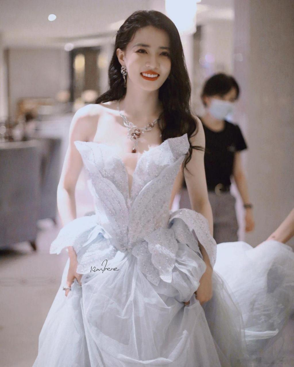 徐璐# 白色纱裙宛如公主,仙气十足!