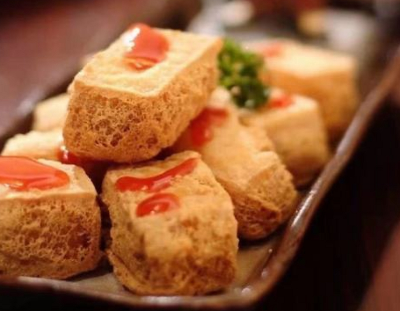 绍兴的臭豆腐滋味更浓郁,据说其可追溯到清朝康熙年间.