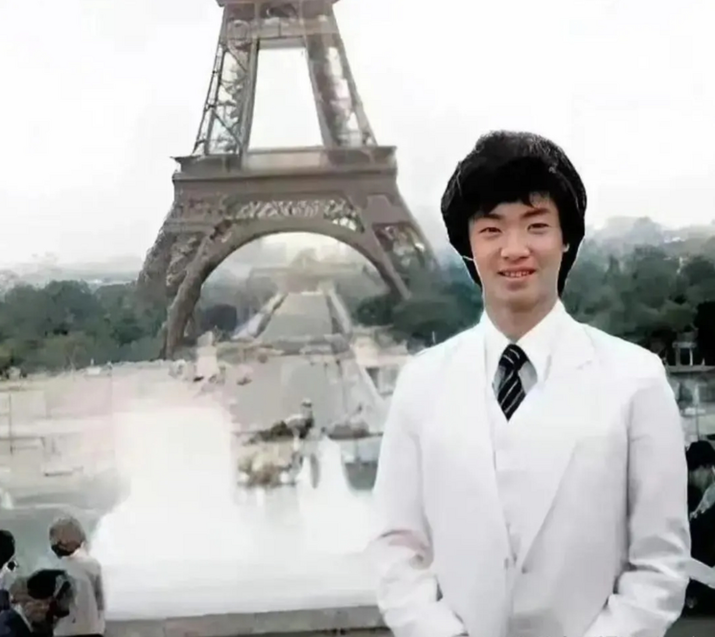 1995年,还是"男儿身"的金星,在法国埃菲尔铁塔前的留影纪念,年轻时的