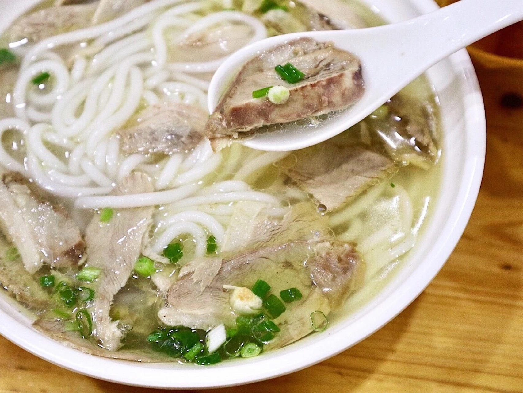 招牌鹅肉粉 汤是特色牛羊鹅原汤,各种大骨每天早晨现熬,汤头出奇的