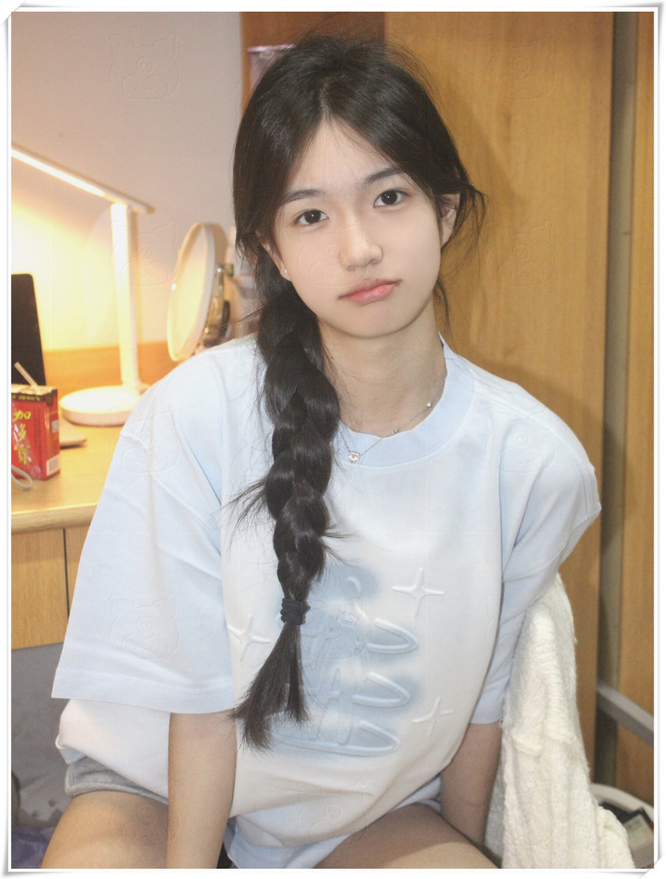 单边麻花辫好显发量  单边麻花辫勾勒出一份青春的张扬,散发着一股