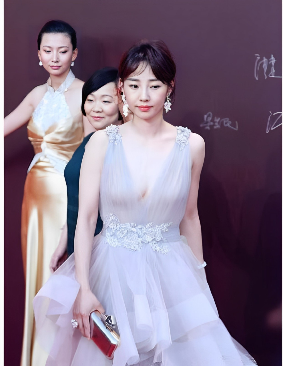 白百何活动照曝光,穿淡灰色深v领蛋糕礼服裙性感又抢镜,减龄有活力的