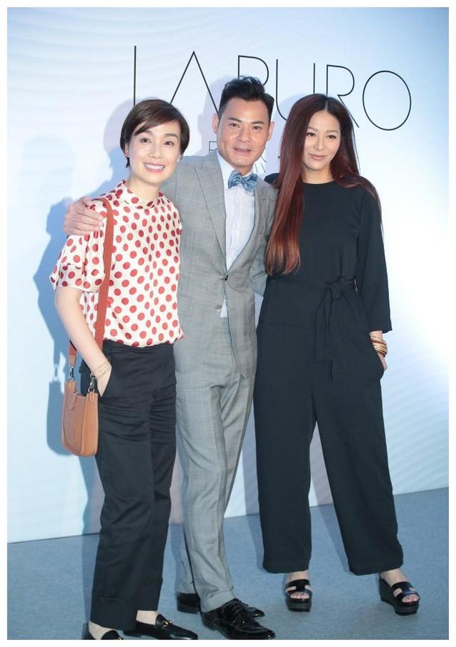 看不出关咏荷大滕丽名11岁,和欧阳震华同框更像两代人,保养太好