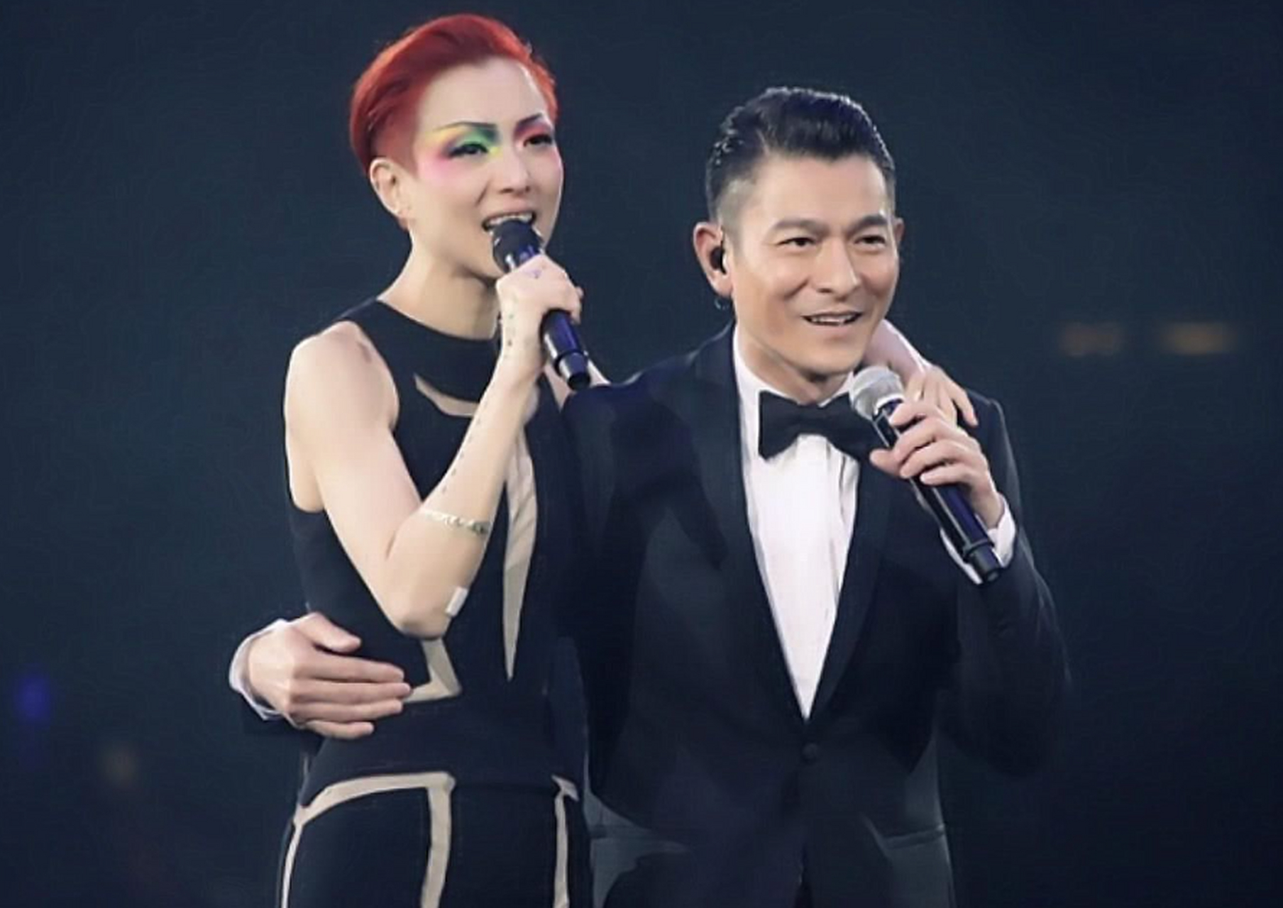 在一次的电影拍摄中,刘德华问郑秀文:"等下是真吻还是需要借位,听你的