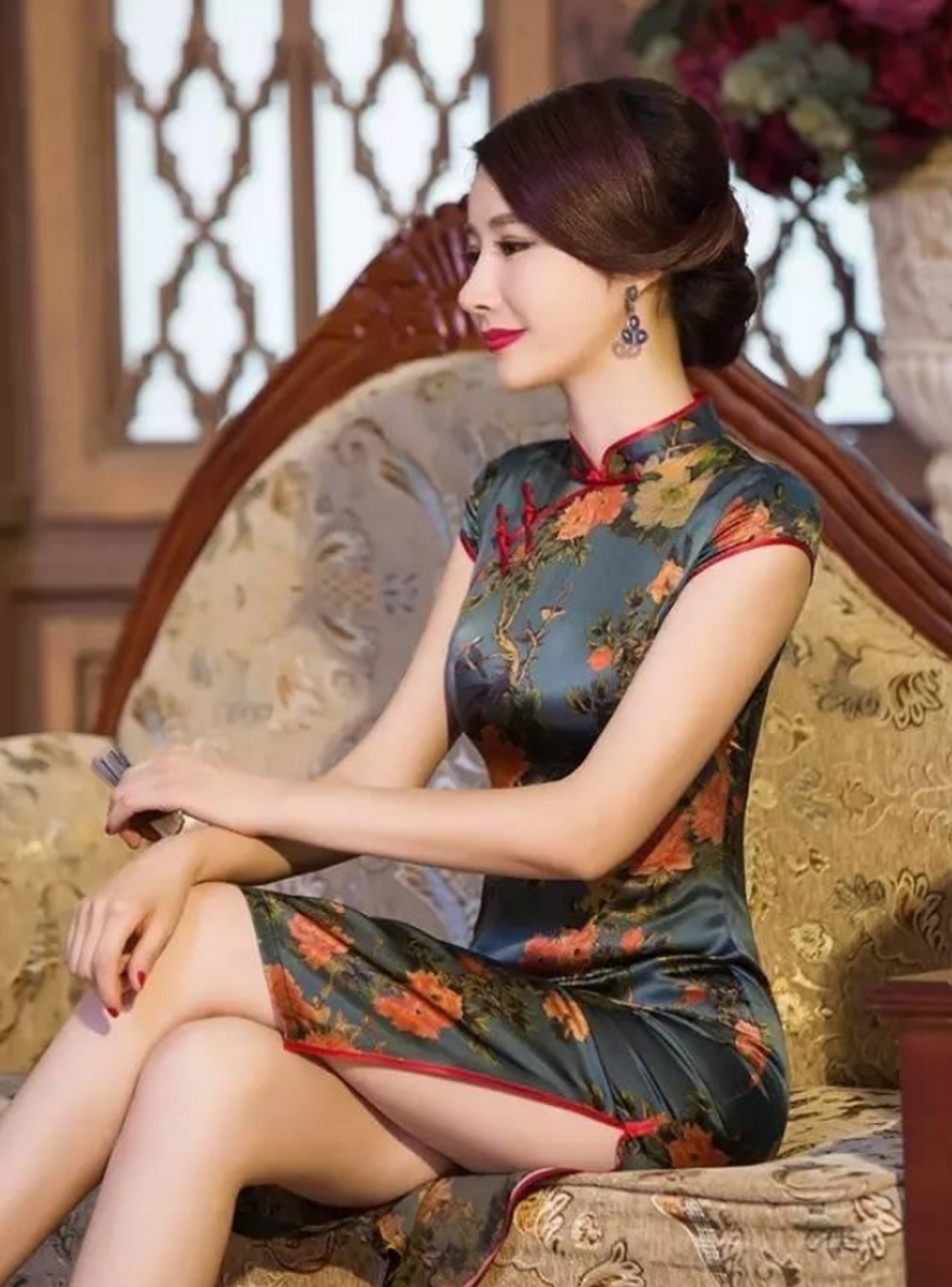 唐宛儿长得貌若天仙,闲爱文学,更爱流连舞厅.