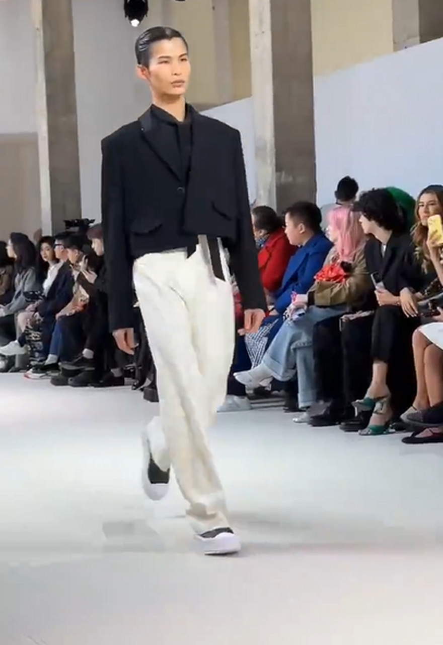 陆仙人巴黎时装周首秀 3月6日,模特陆仙人迎来了他的巴黎时装周首秀