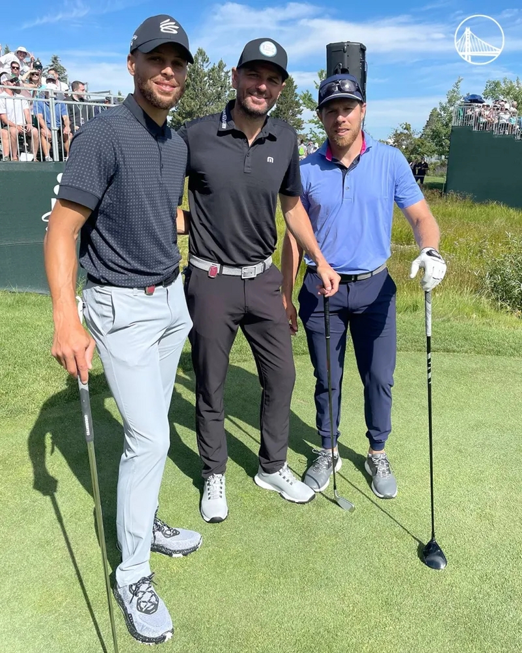 勇士官方更新社媒动态,分享后卫斯蒂芬-库里参加高尔夫活动.