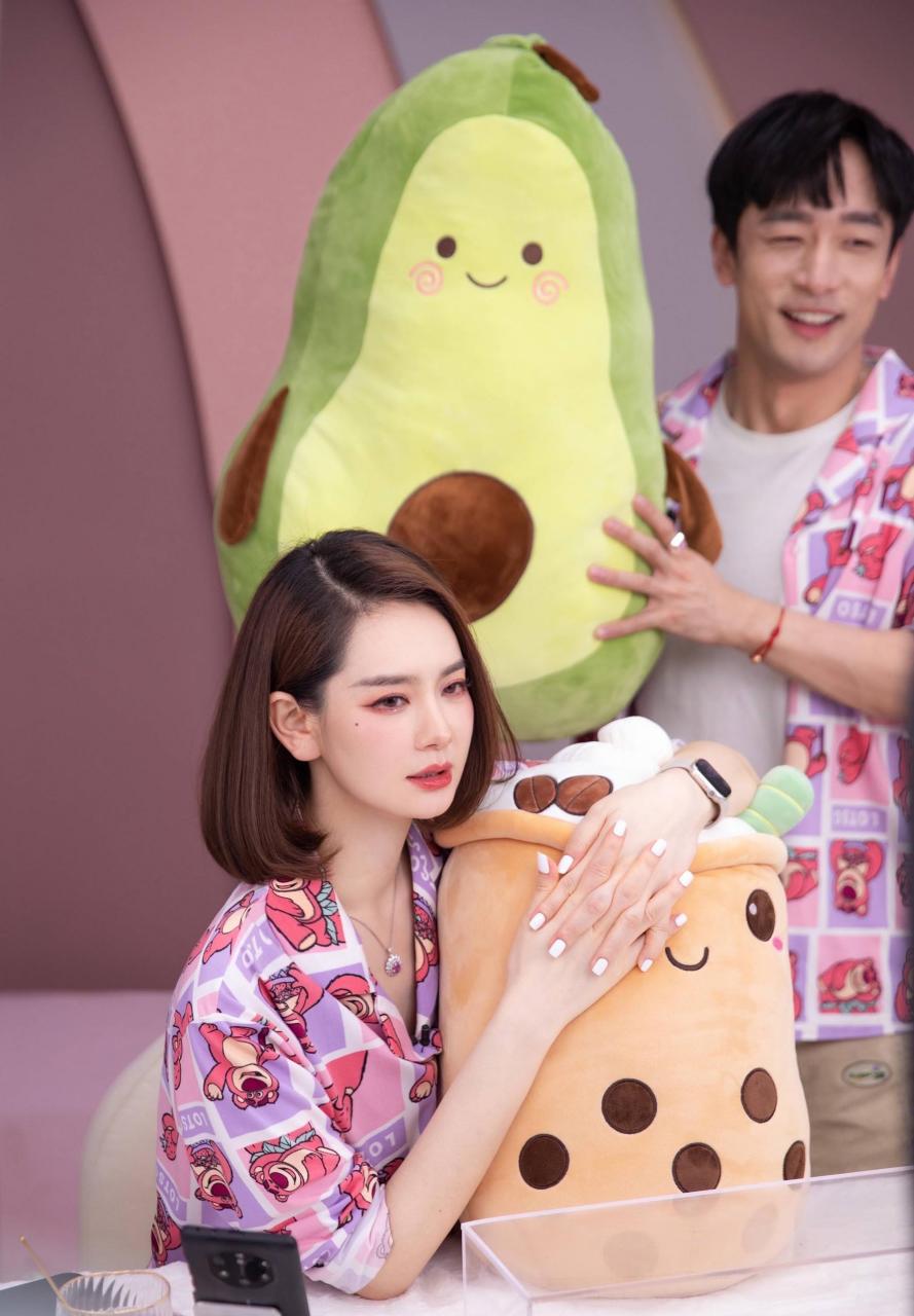 领动计划# 戚薇带货直播,现场一改往日的高冷孤傲,笑颜如花,看样子