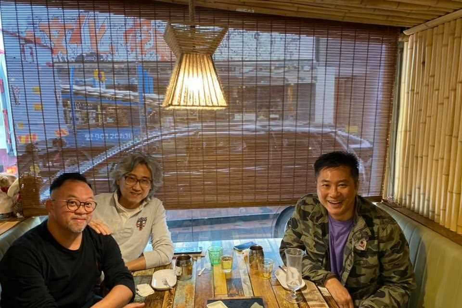 香港著名演员邵仲衡的生活照,今年都已经58岁[得意]