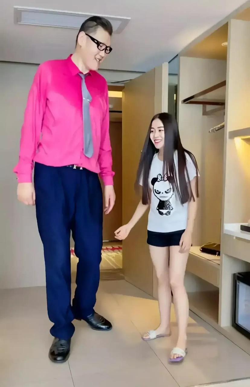 55的老婆李七喜,女儿一家三口的合影,不知道的还以为这是他的两个女儿