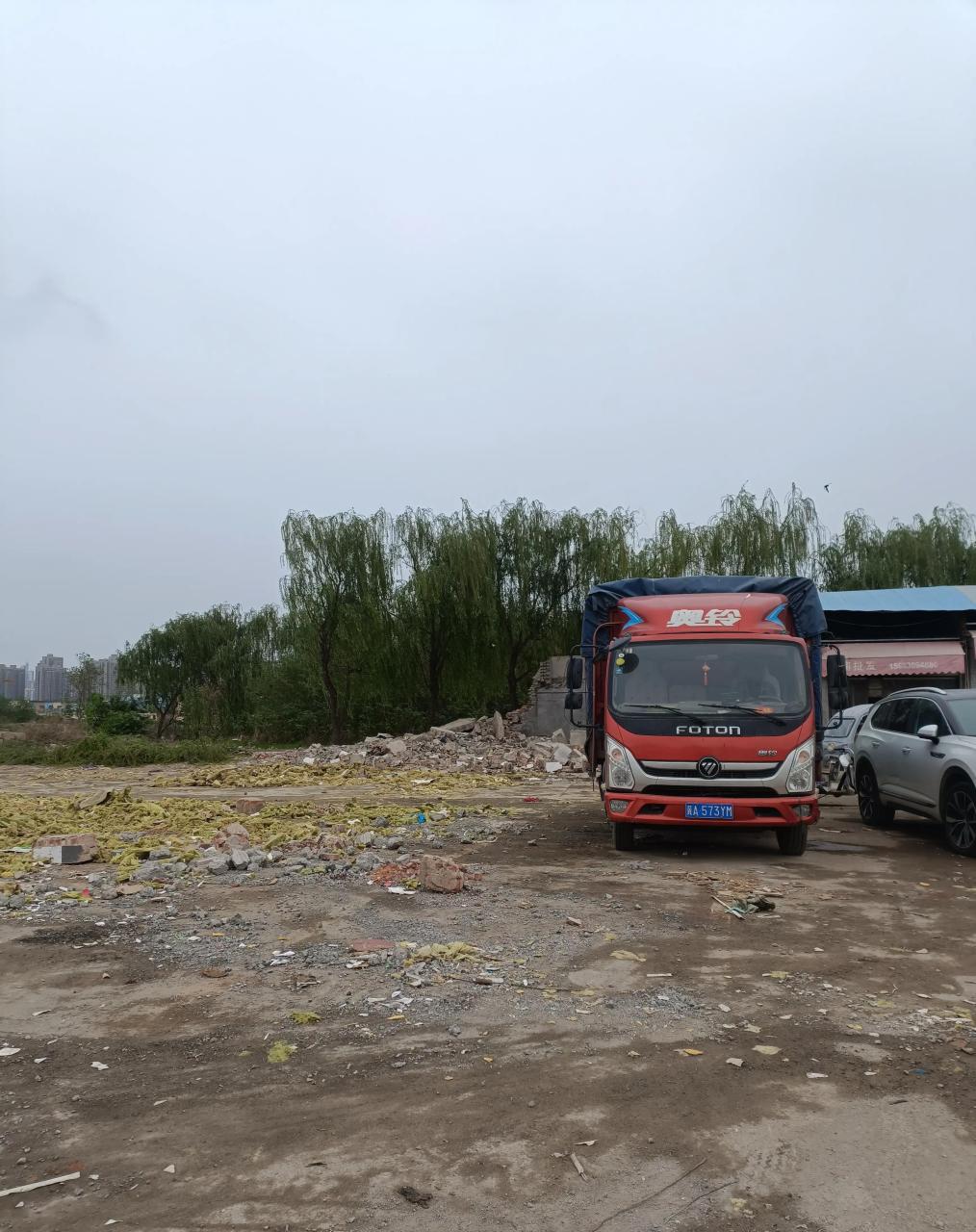 石家庄开发区西仰陵菜市场. 拆除北边的酒店用品区,还有五斤金日杂区.