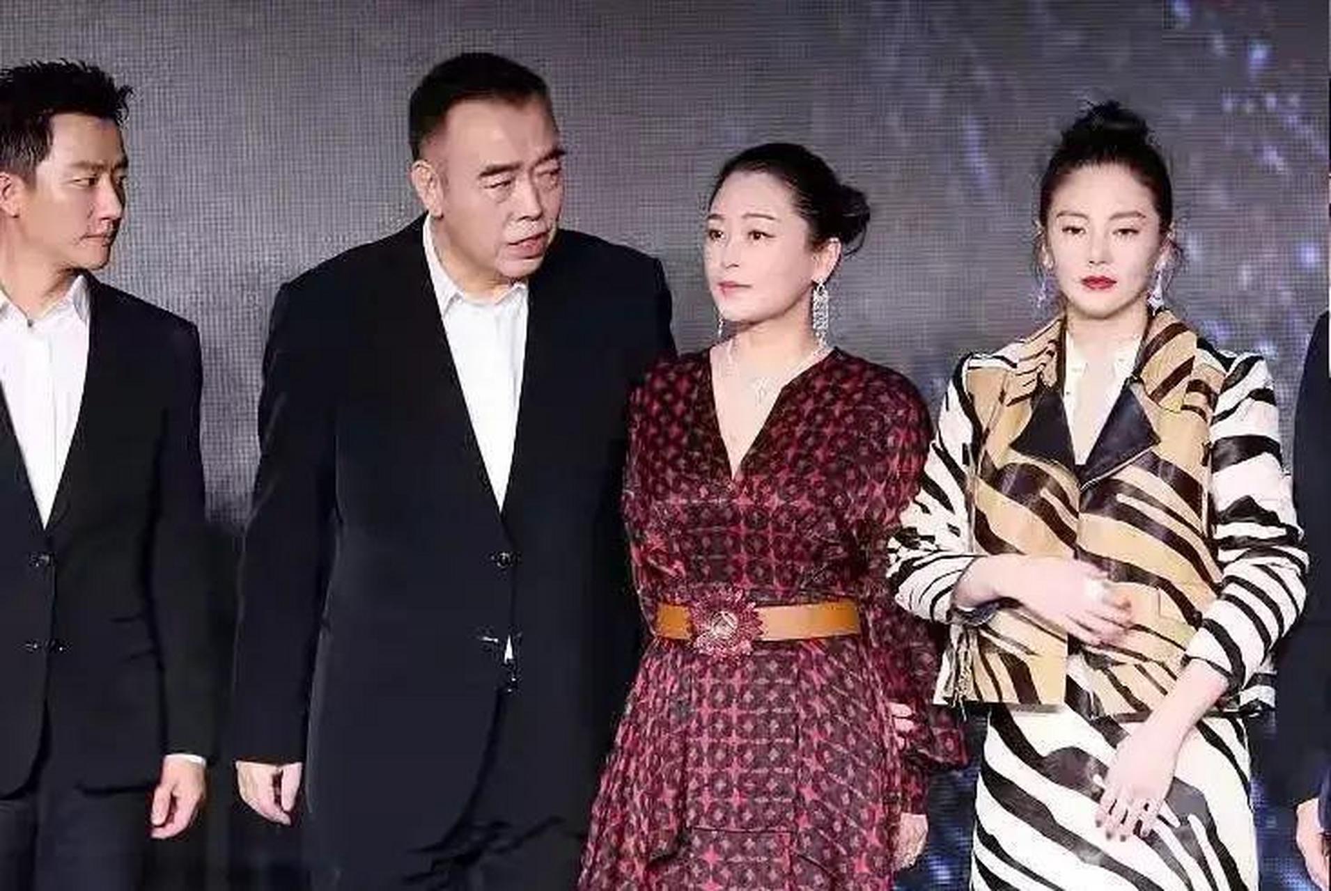 gif创作人# 陈红,表情好严肃.