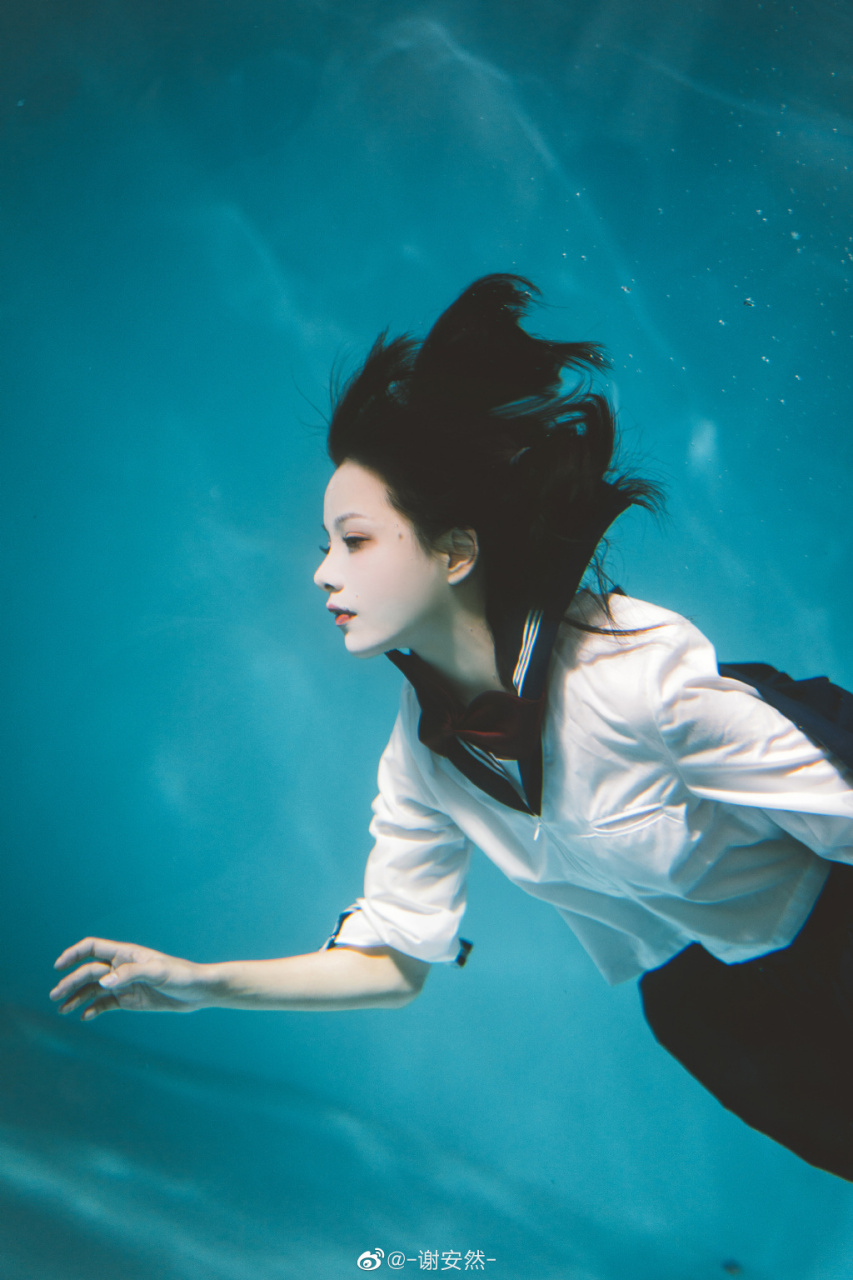 安然的jk制服水下摄影,每一次看到这组图都会有不一样的感觉.