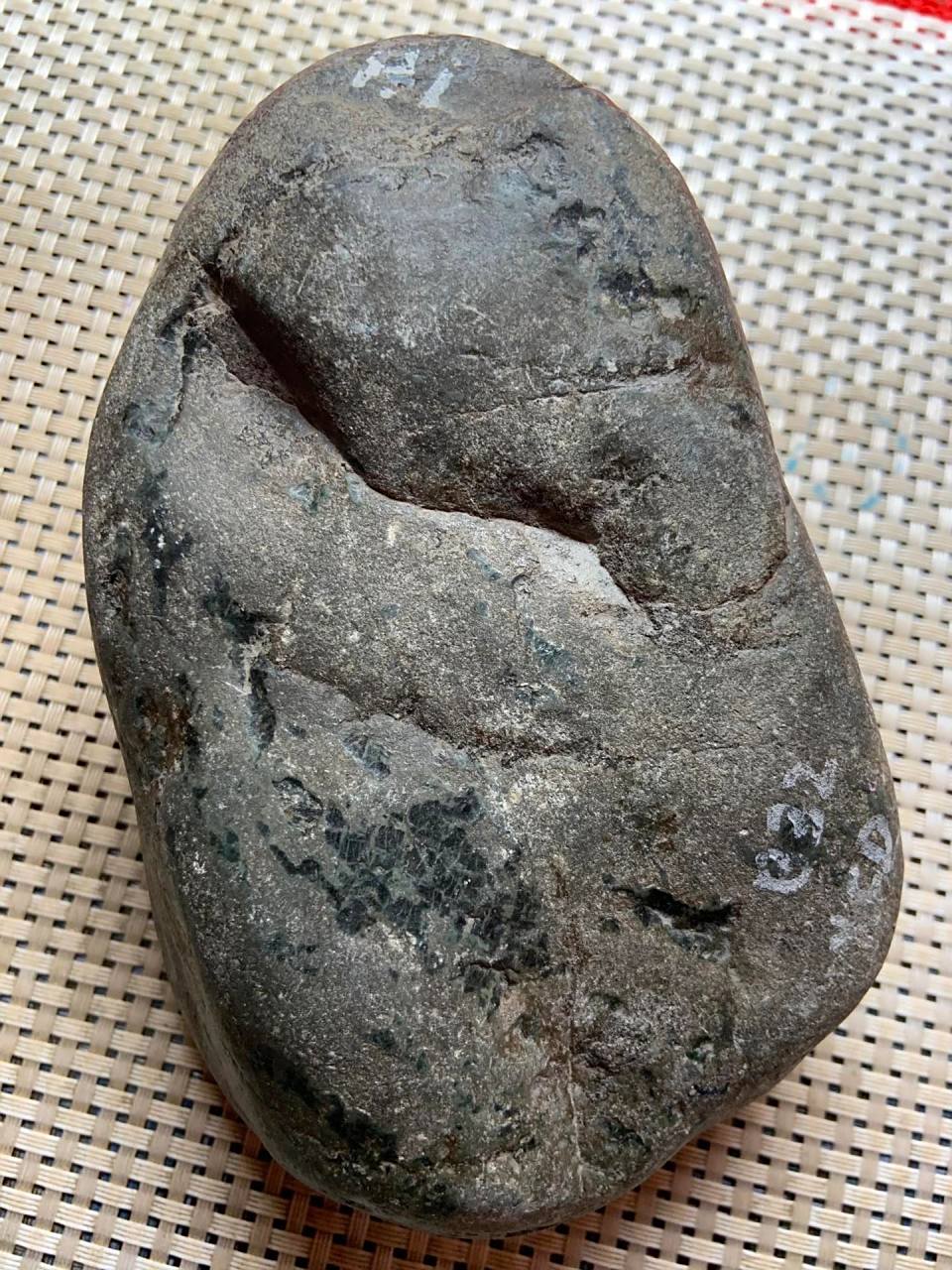 65公斤,老南齐精品色料 ,场口正,皮壳老 ,油性足 ,重量压手 ,压灯色阳