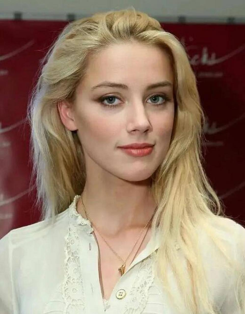 2012年,26岁的好莱坞女星艾梅柏·希尔德在电影《狂暴飞车》中扮演女