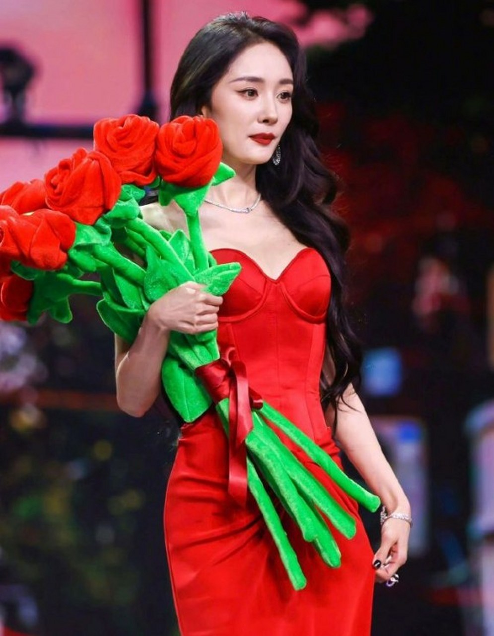 微博之夜的杨幂造型真有气质,明艳港风大美女~#杨幂