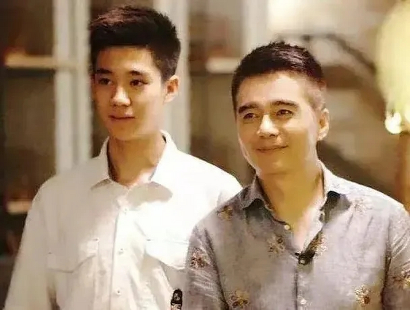 21岁的许何已长大成人,身高超爸爸半头,高大帅气!阳光有型!