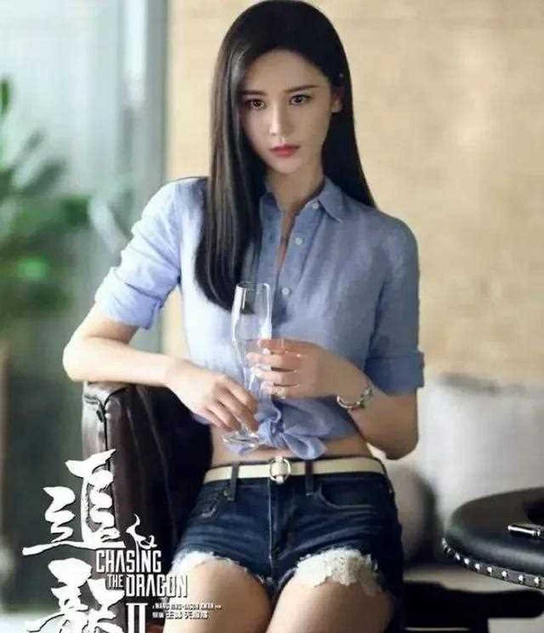 《追龙2》里她很漂亮,演技也不错,她比较适合拍现代剧!