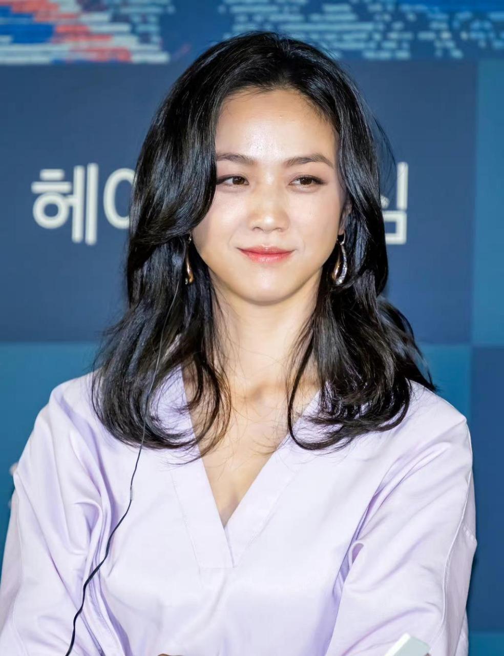 汤唯齐刘海短发造型#  汤唯简单造型亮相活动,优雅自然的美,原图直出