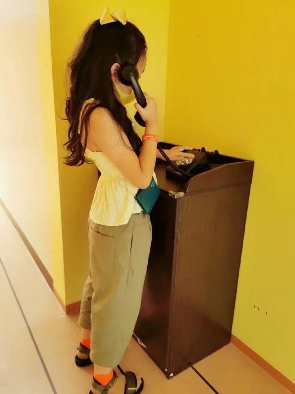 7月24日,雷佳音的老婆翟熙飞在社交平台上晒出了自己与女儿逛画展的美