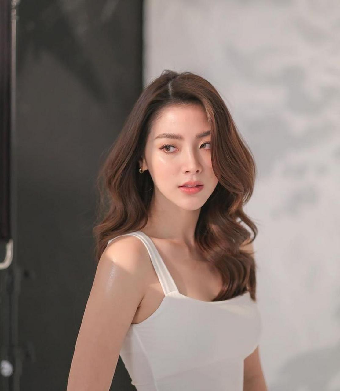 个富婆,长的漂亮,30岁身材没得说,前凸后翘,又白又嫩每天都保养很有钱