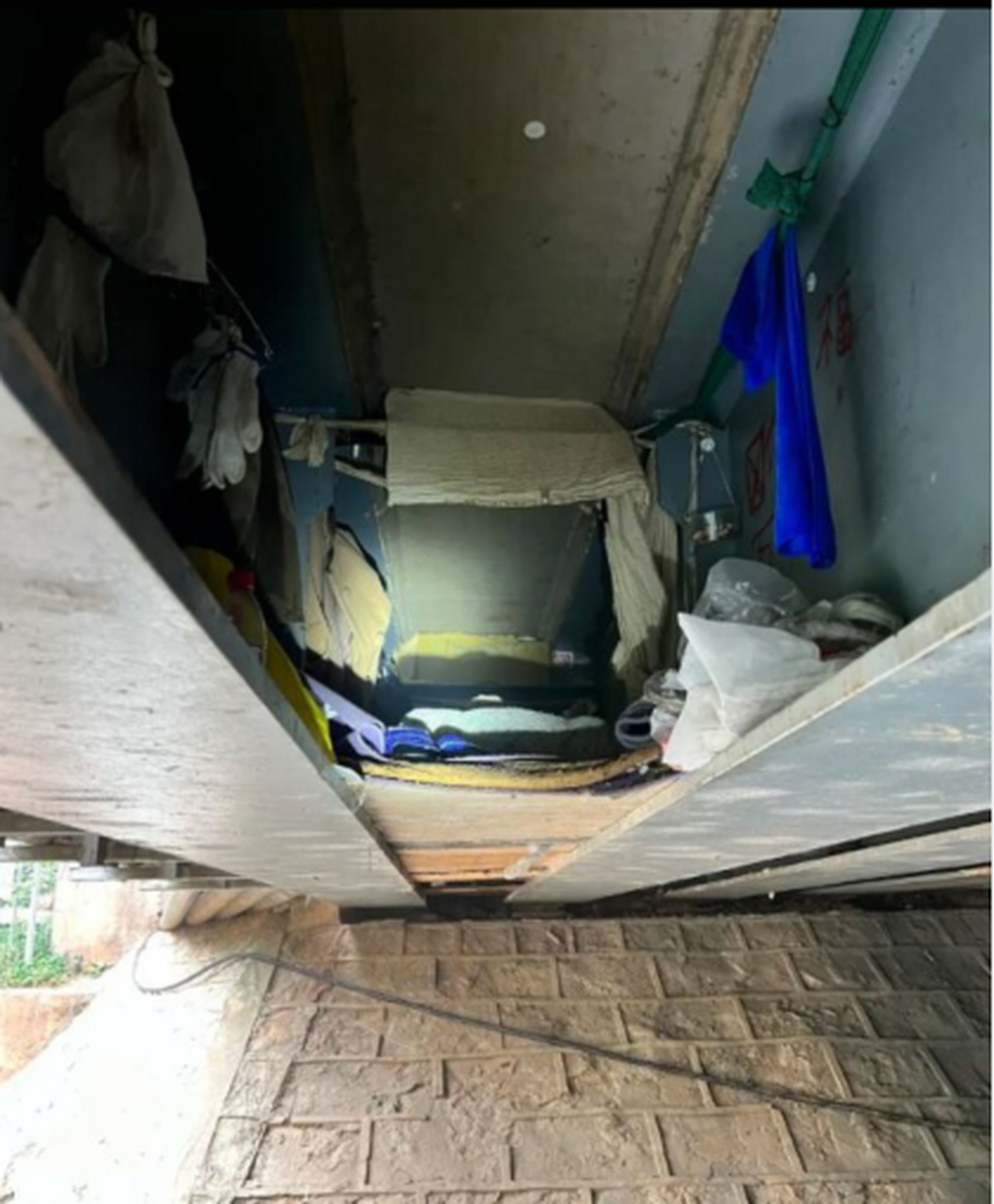 真的有人睡在天桥下面,感觉好不真实