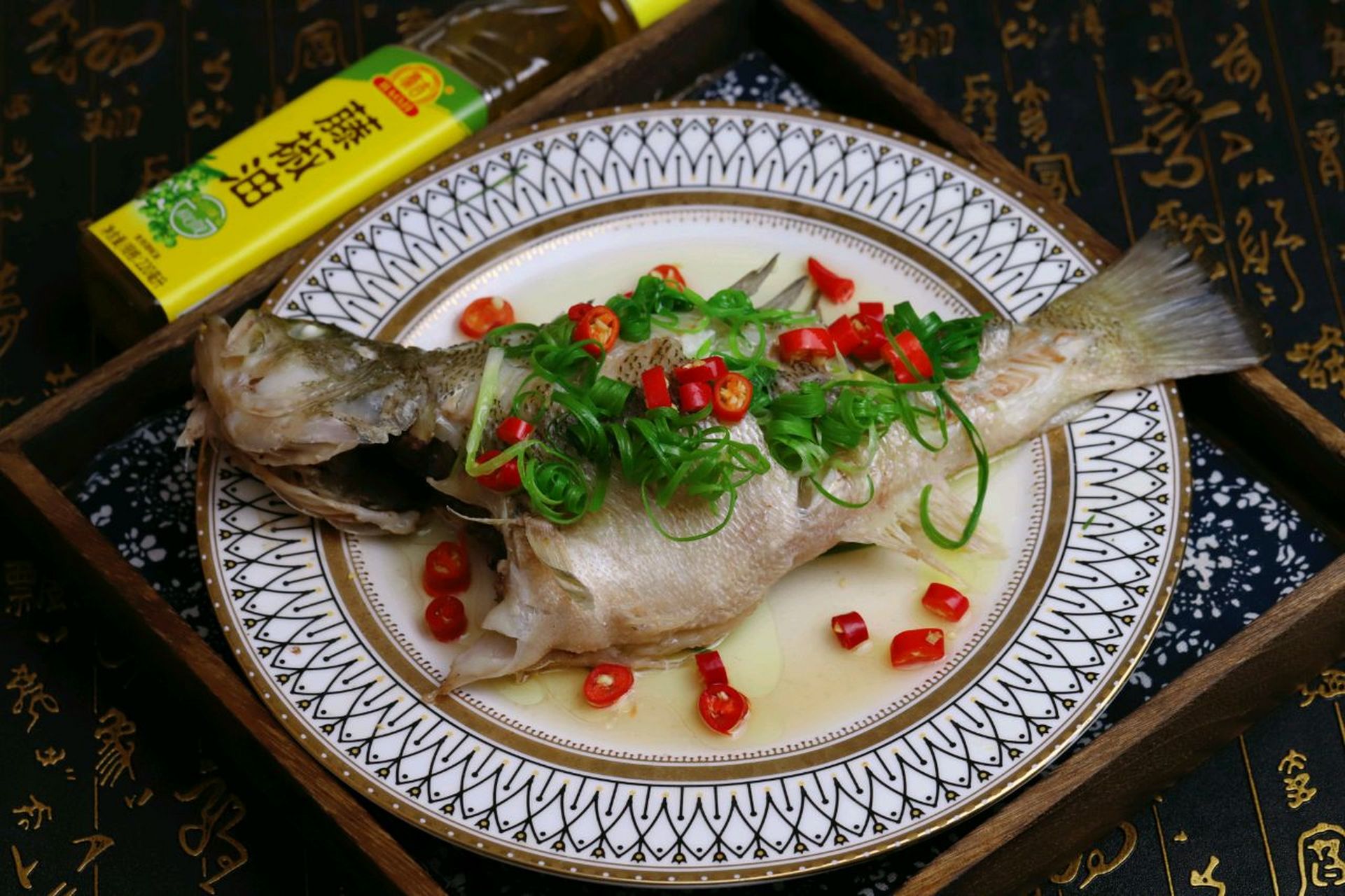 藤椒鲈鱼  藤椒鲈鱼的用料 鲈鱼:450g 小米辣:1个 葱:3条 蒸鱼酱油