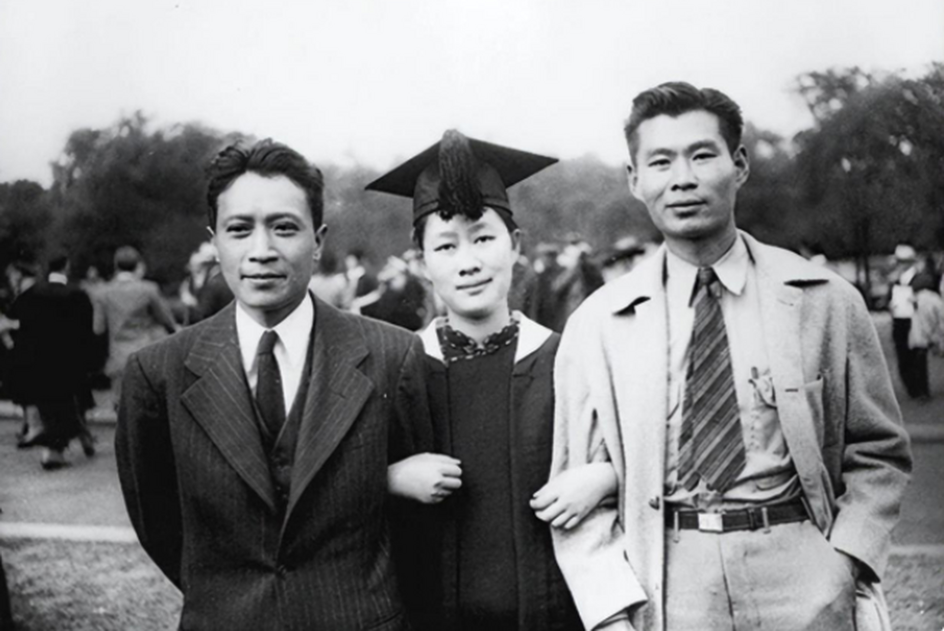 原来,当时钱钟书倾心于自己的学姐赵萝蕤,但却被她婉拒,理由是