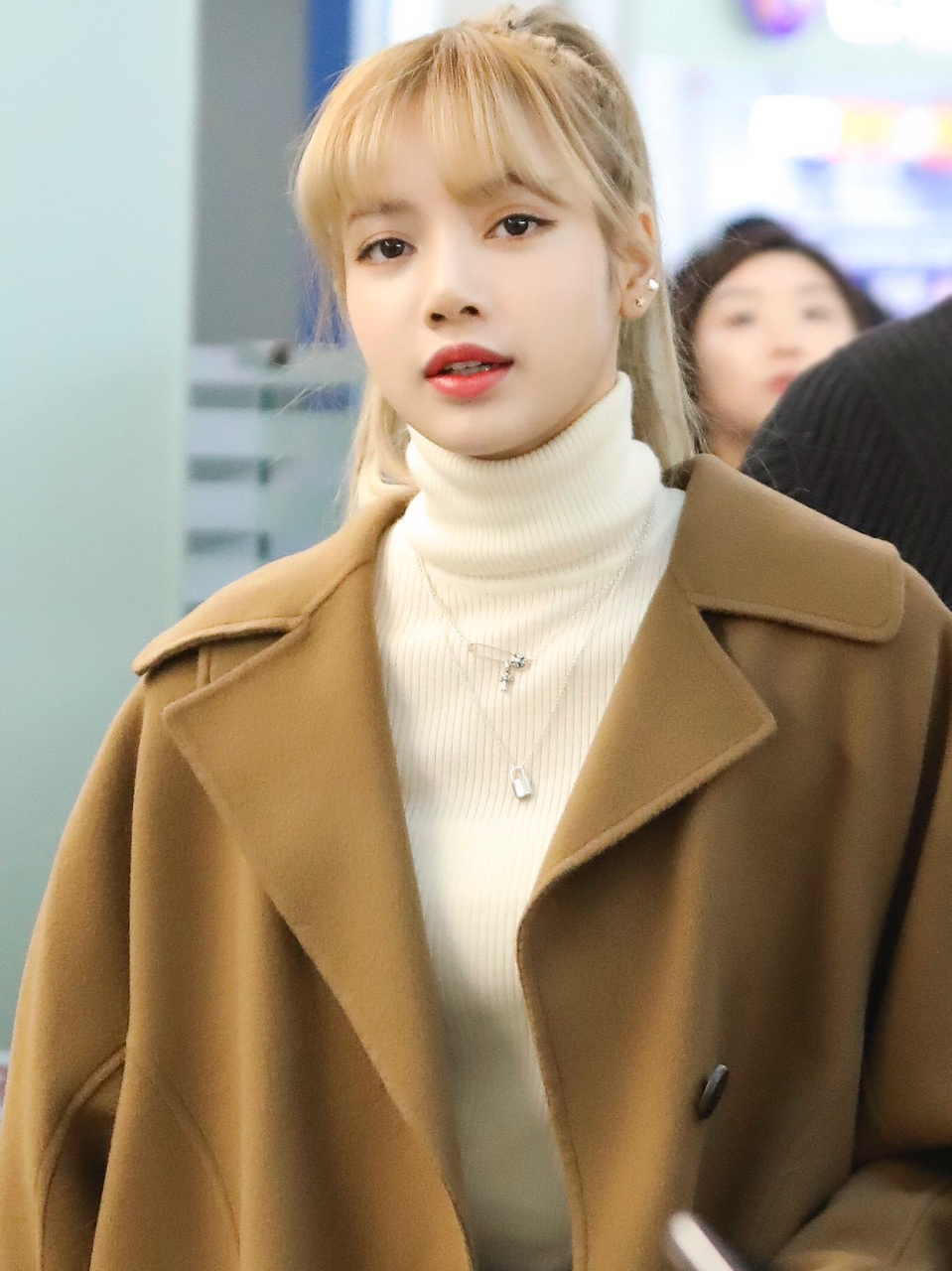 blackpink成员穿搭 lisa日常私服穿搭分享 外套:system 包包