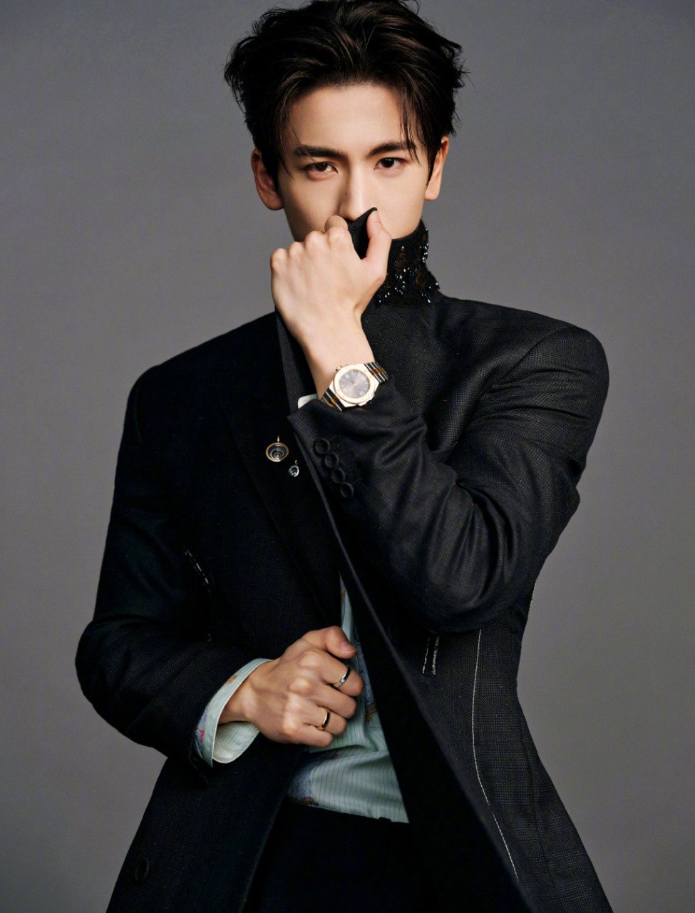 张凌赫gq展造型大片,黑色长大衣,冷峻帅气,帅哥背影好鲨