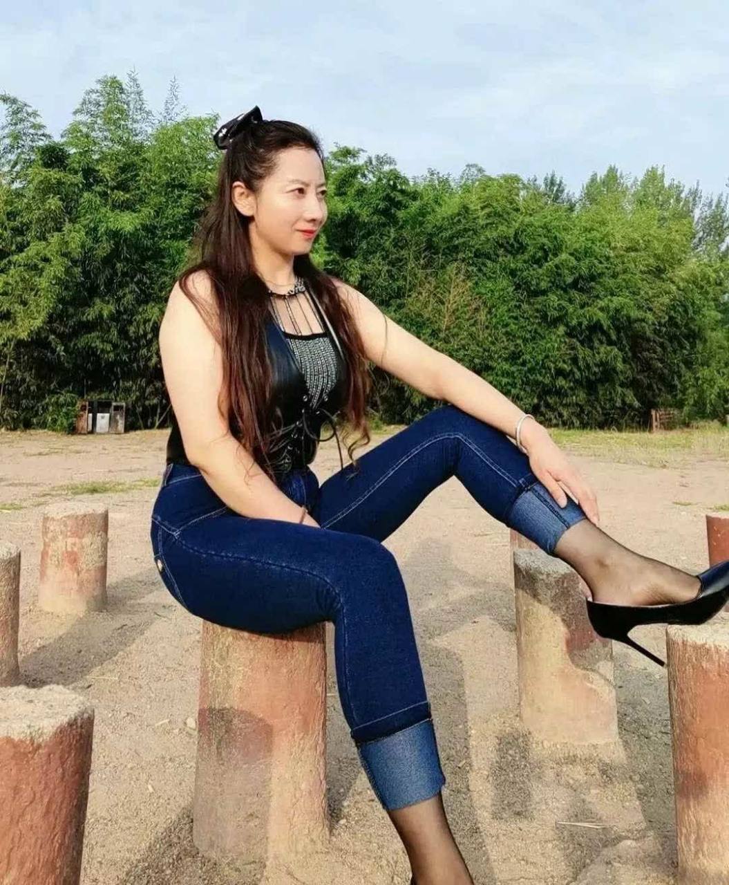 老阿姨也追时尚,穿丝质内裤[大笑]