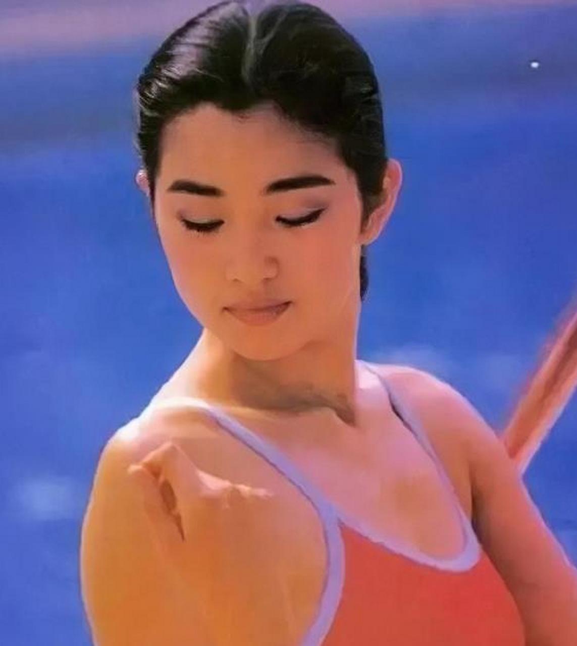 上世纪80年代年轻时的巩俐的泳装照,一身红色泳衣凸显出了巩俐性感