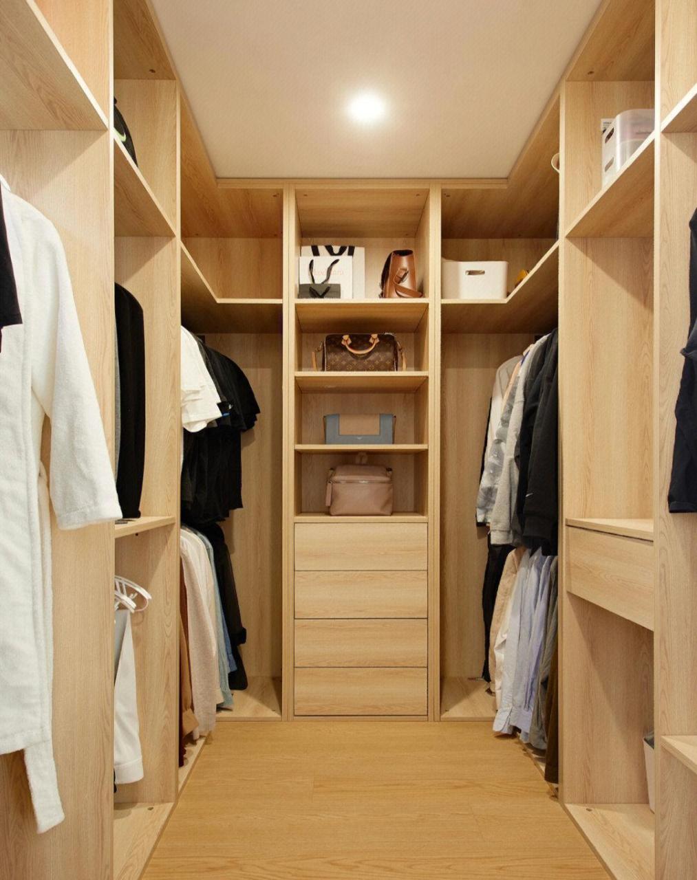 在这个项目中,我们通过对格局的改造,为业主增设了一个步入式衣帽间.