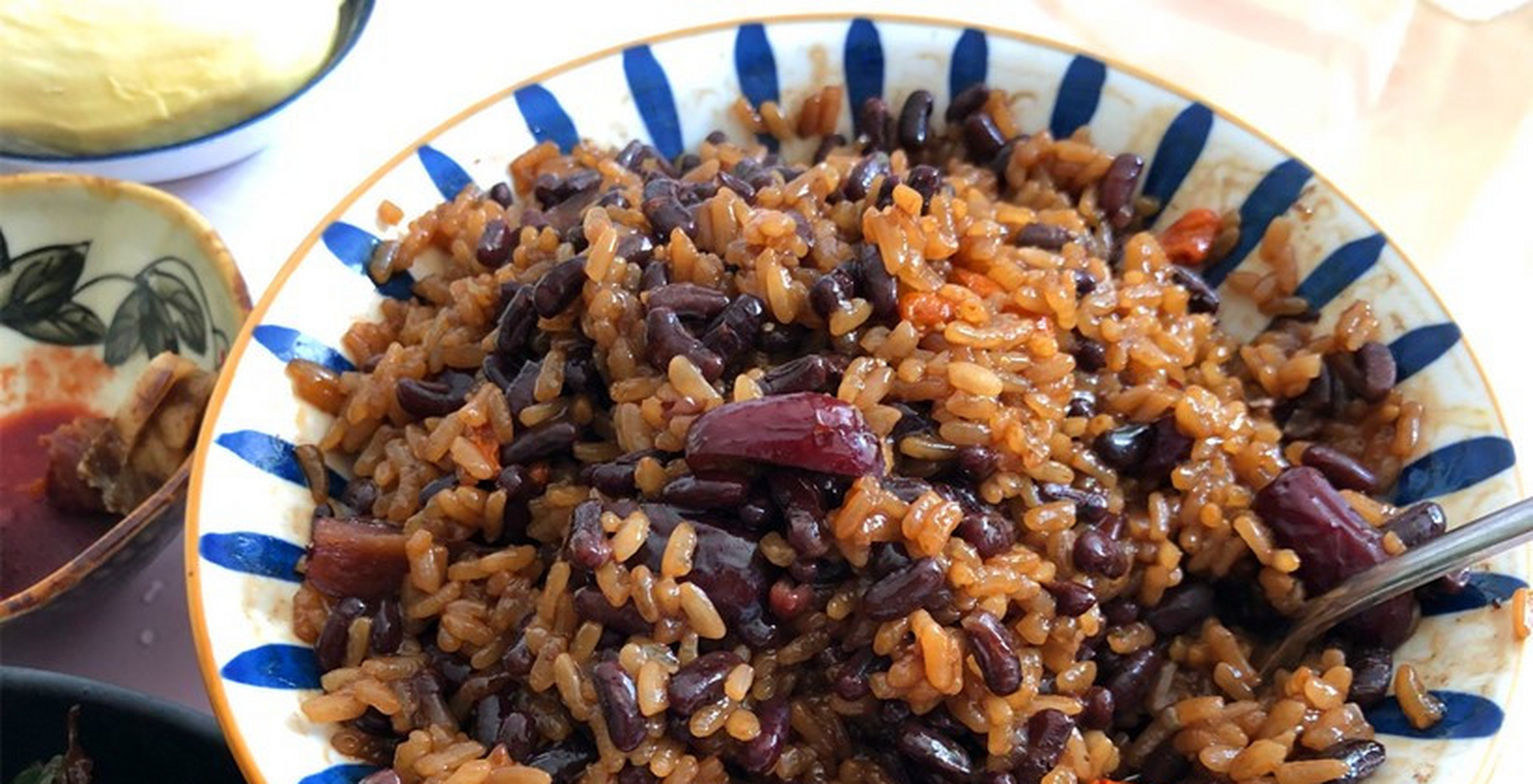 这一大碗是红豆糯米饭,女儿爱吃,香甜软糯的口感,既能当零食又能当