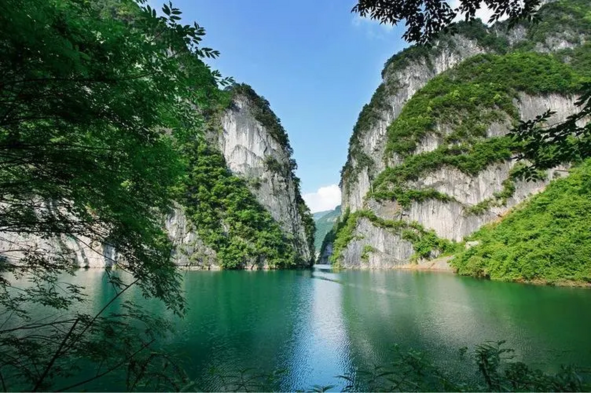 万源长洞湖:整个湖面的长度达到了400米,宽度也达到了350米,湖中的