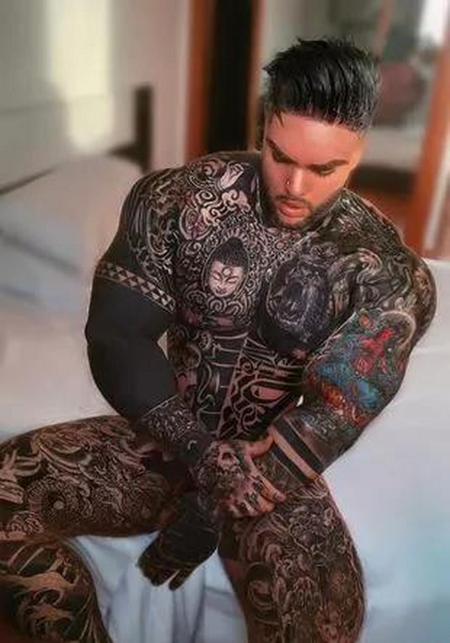 来自西班牙特内里费岛32岁的阿尔贝托是一位安保人员,他酷爱健身和