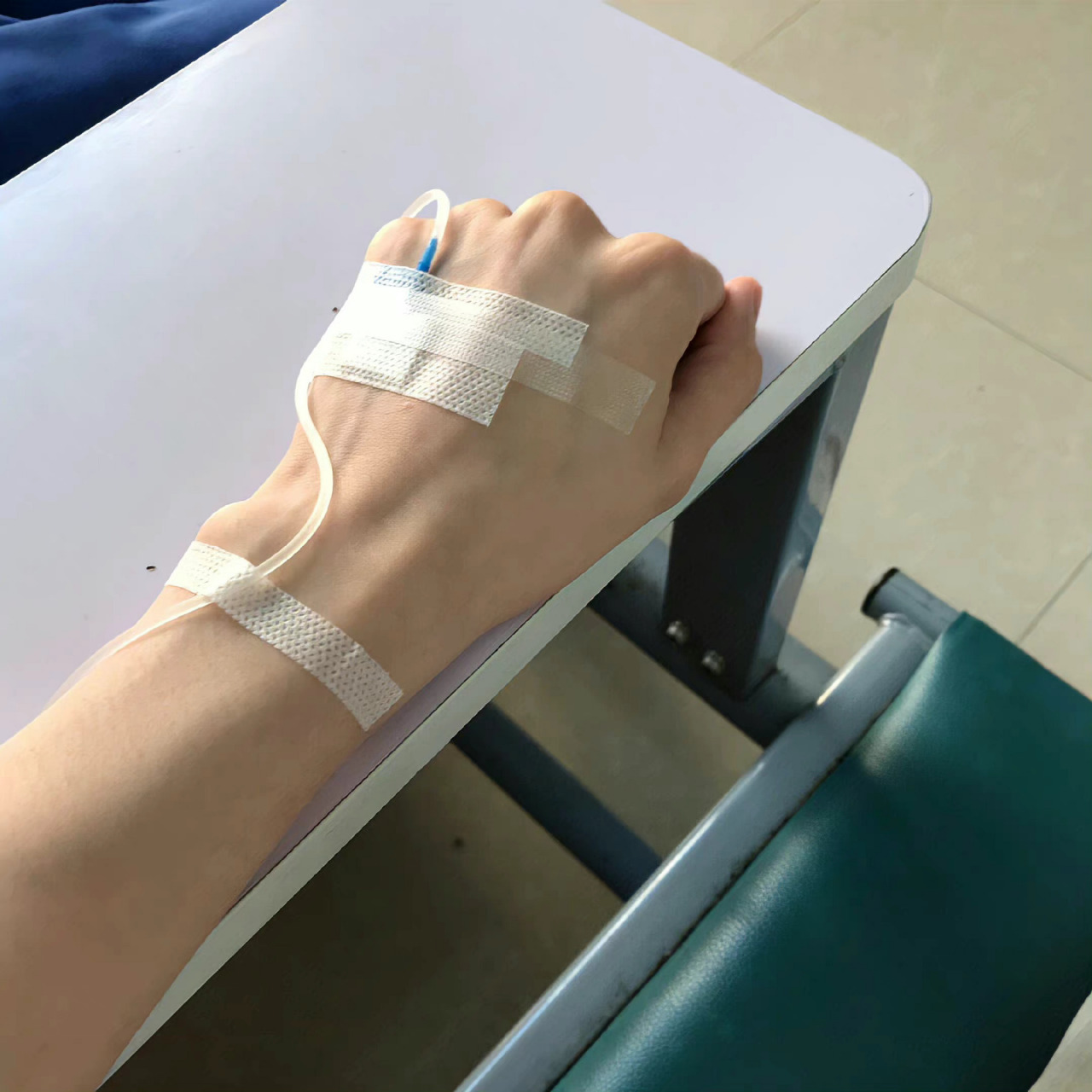 生病输液图,请假神器,拿走不谢[滑稽]