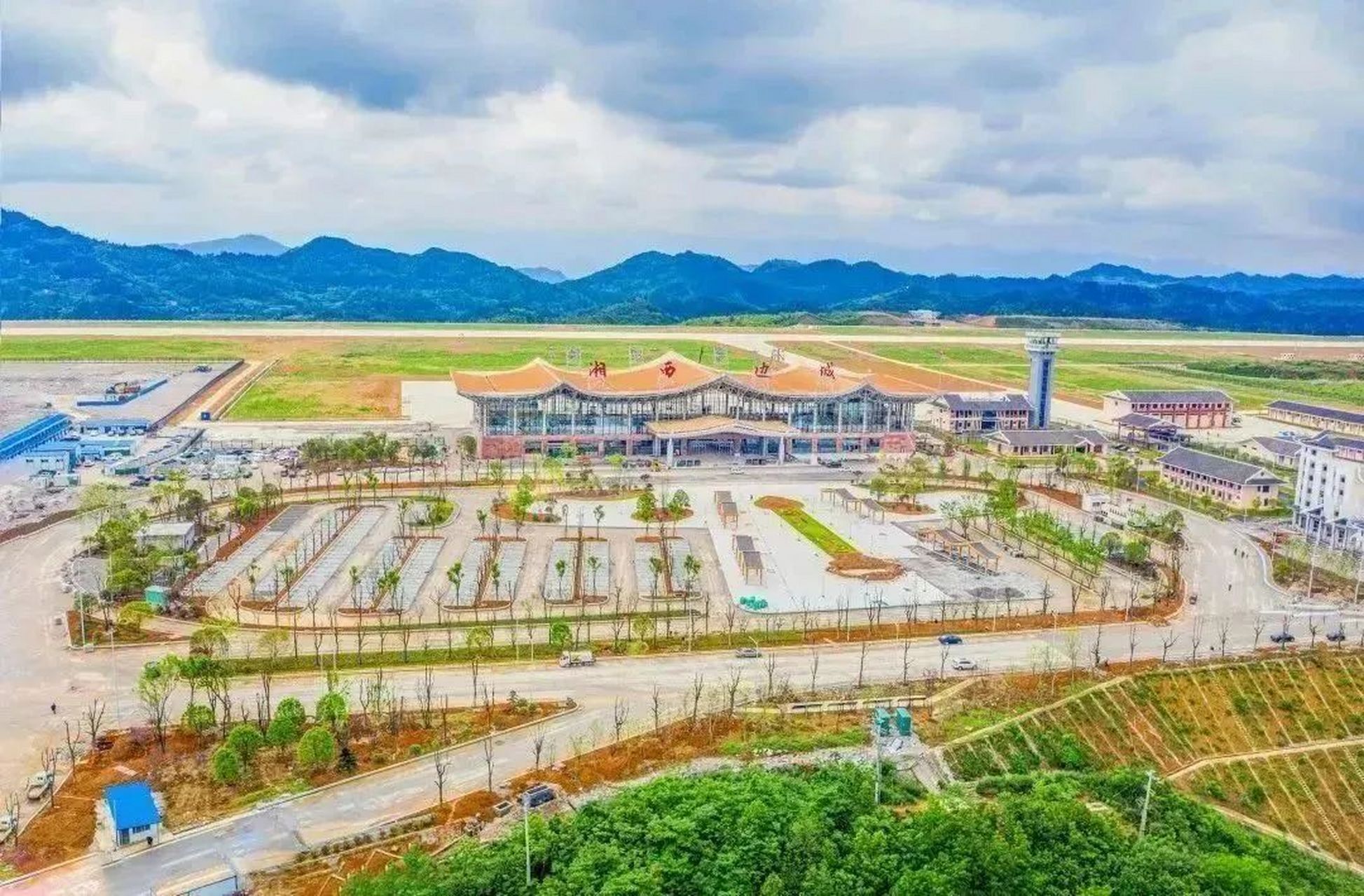 湘西边城机场本期为国内民航运输支线机场,飞行区等级为4c级,跑道长度