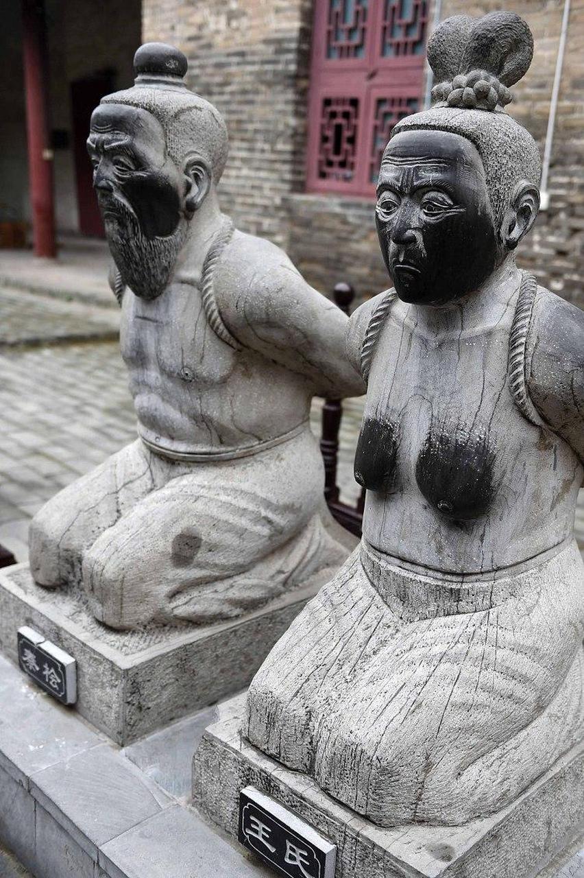 1753年,秦桧的后代秦大士中了状元,乾隆皇帝当场问他:"秦爱卿,百官都