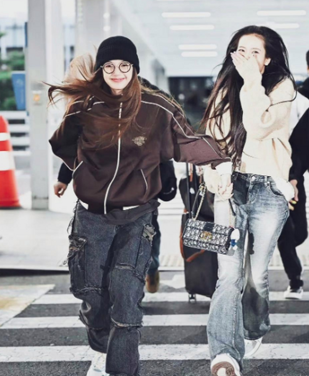 lisa和智秀机场图,一个美式风格一个韩式风格